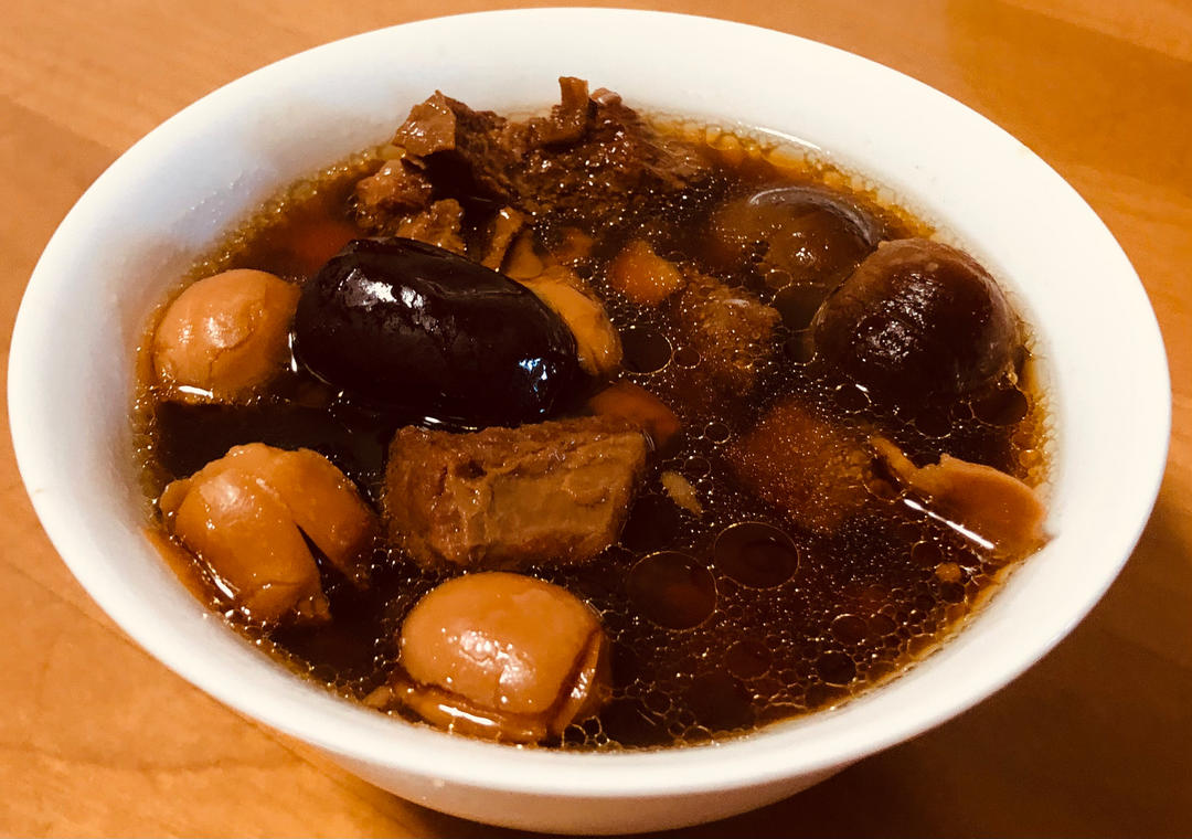 活血益气抗衰老降血压保护心脏的三七（田七）龙眼干红枣莲子炖牛肉