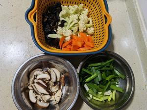 蒜苗炒木耳花菜胡萝卜(素菜)的做法 步骤1