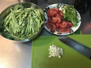 拌面菜——西红柿炒豆角丝的做法 步骤1