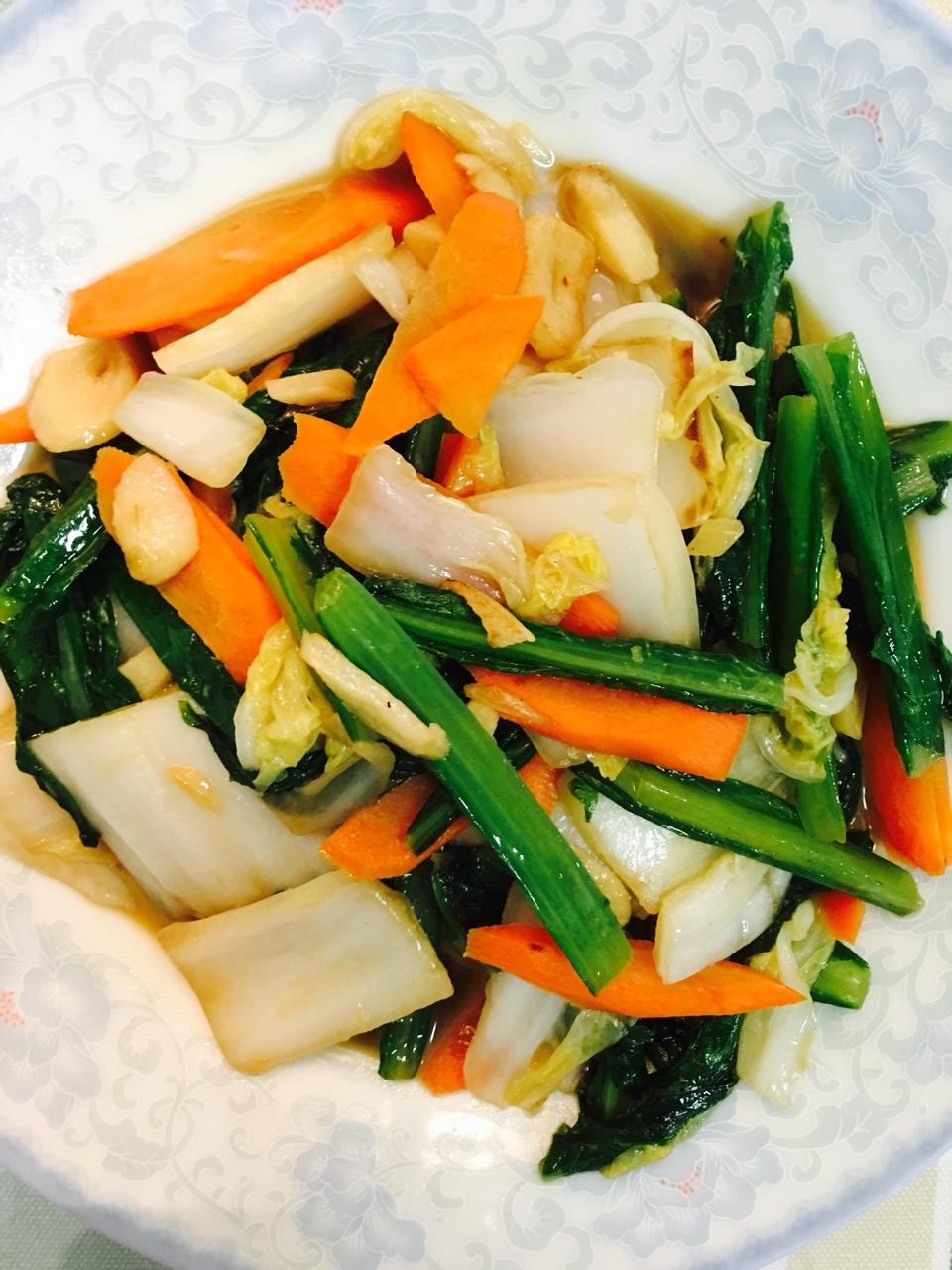 炒杂菜 iko597做的炒杂菜 赞 白菜,香菇,木耳,蒿子杆,生菜,彩椒,牛排