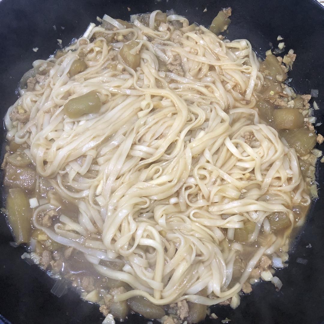 无敌好吃的【鱼香肉沫茄子焖面】，吃完舔盘🍜