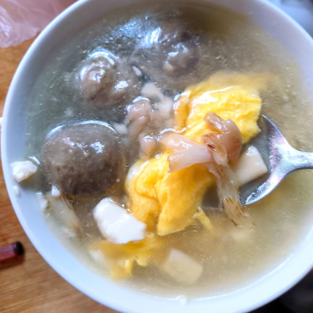 鲜掉眉毛的海鲜菇鸡蛋汤