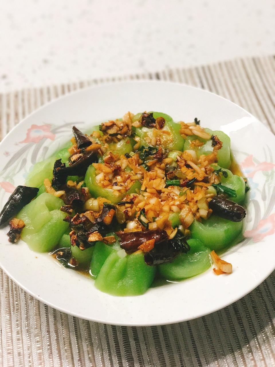 只需要五分钟就可以的美味蒜蓉蒸丝瓜