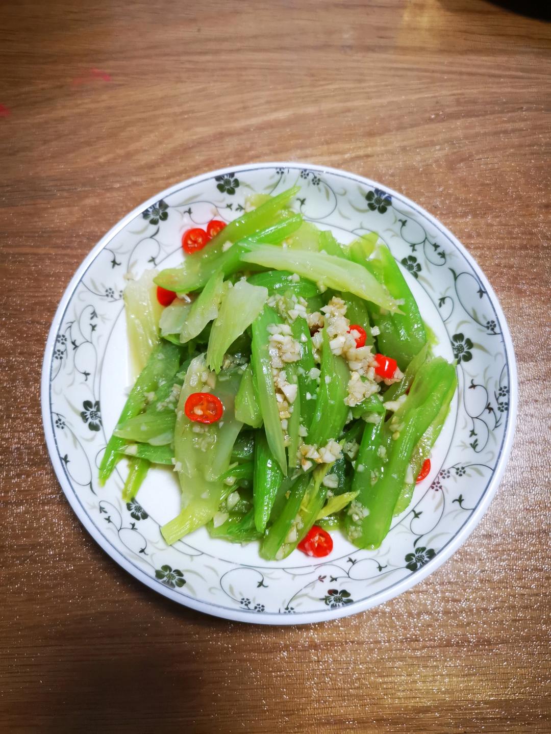 厨师长教你：“酸辣西芹”的家常做法，酸辣开胃，清香爽脆