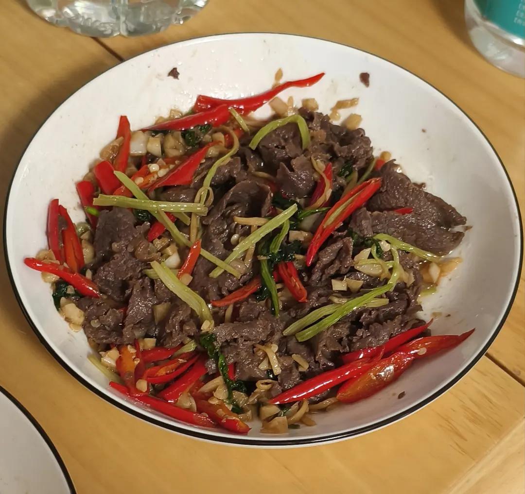好吃到邻居敲门蹭饭的芹菜炒牛肉！
