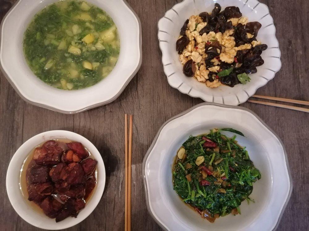鲜核桃仁拌木耳