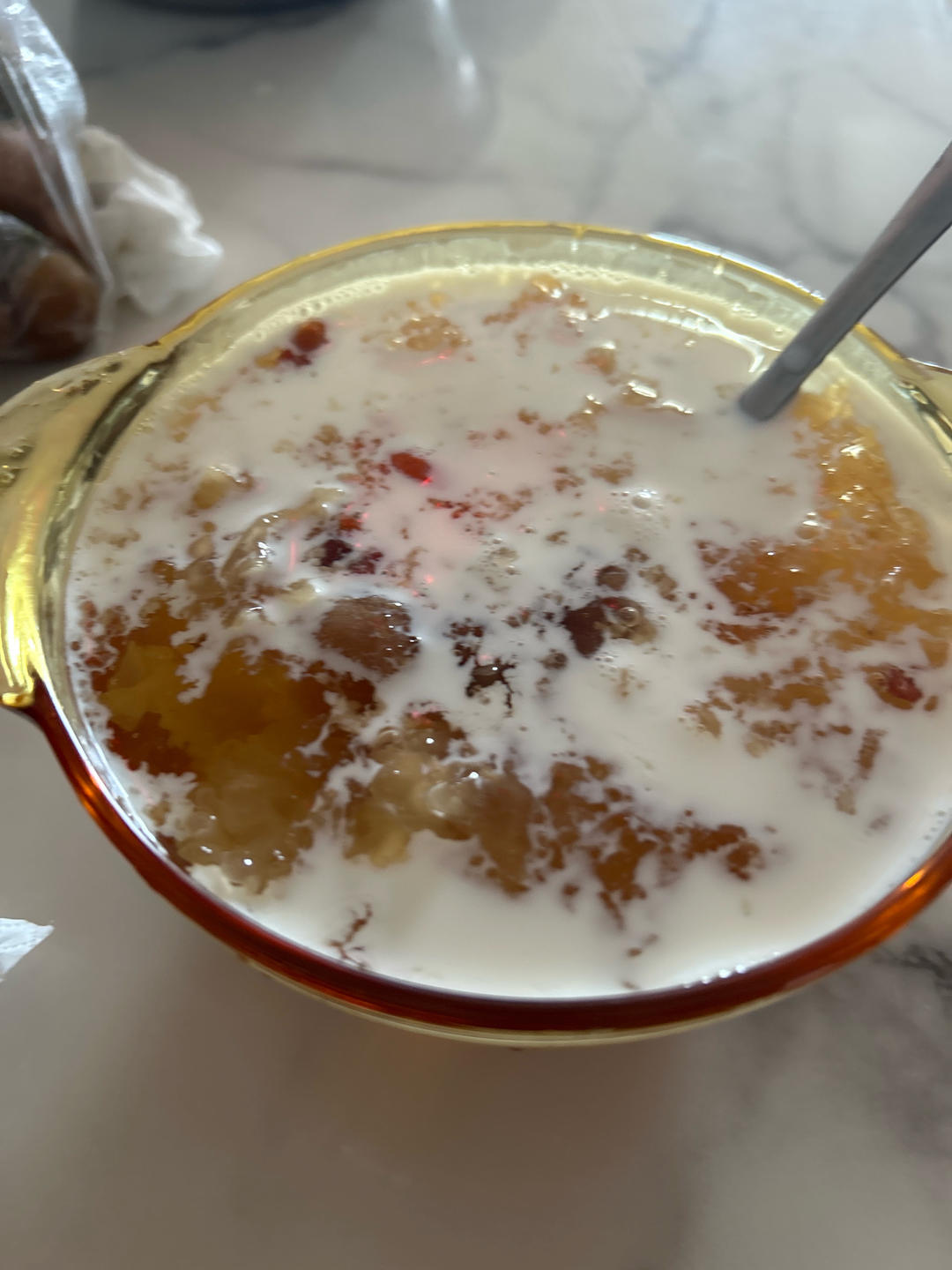 桃胶银耳莲子牛奶羹