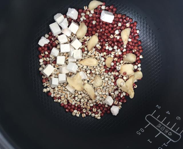电饭煲懒人粥-红豆薏米茯苓百合粥的做法