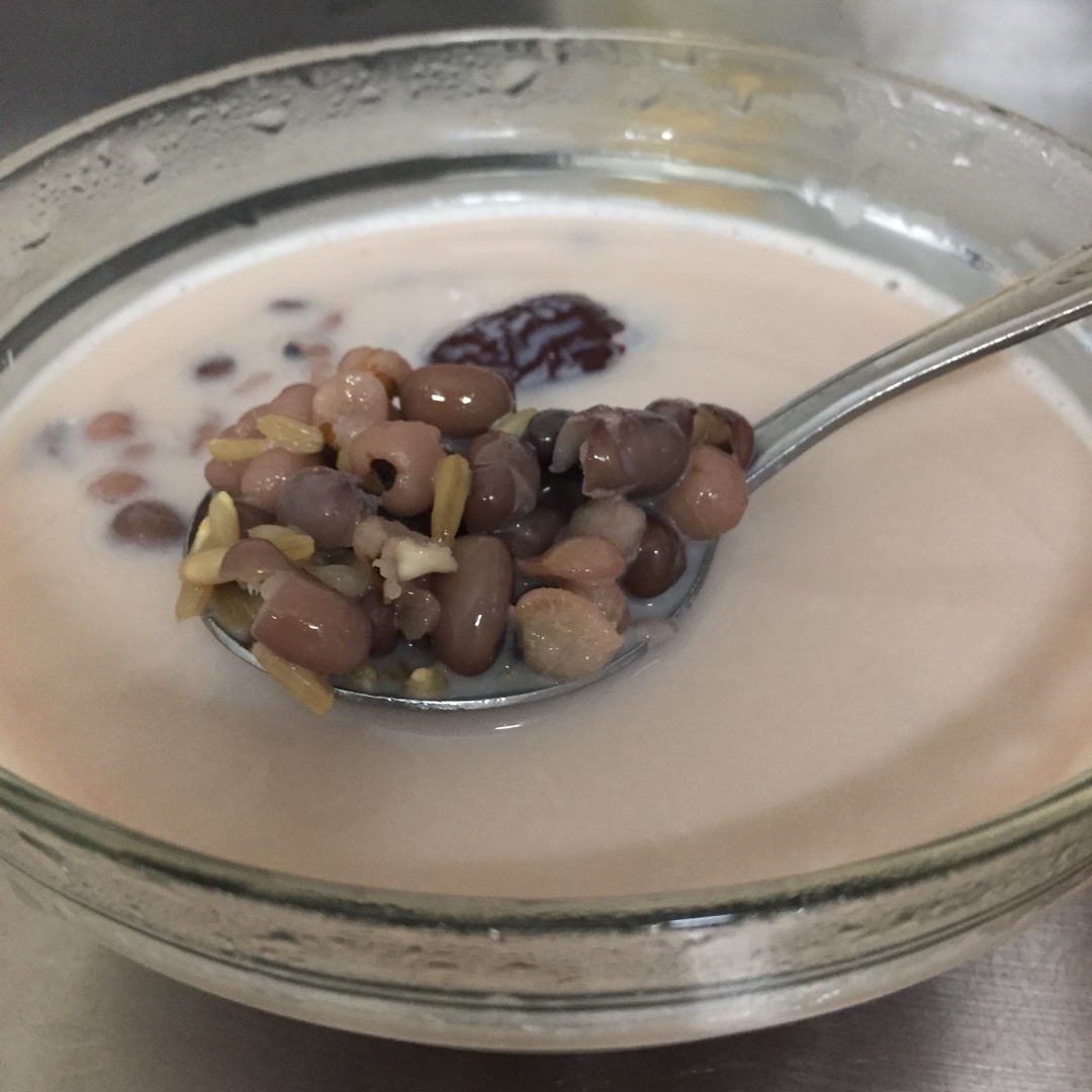 薏仁红豆牛奶红枣燕麦粥