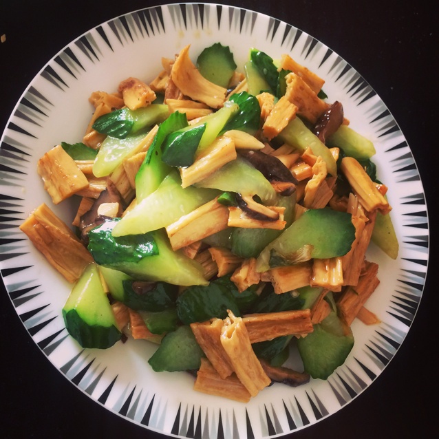 腐竹木耳黄瓜炒