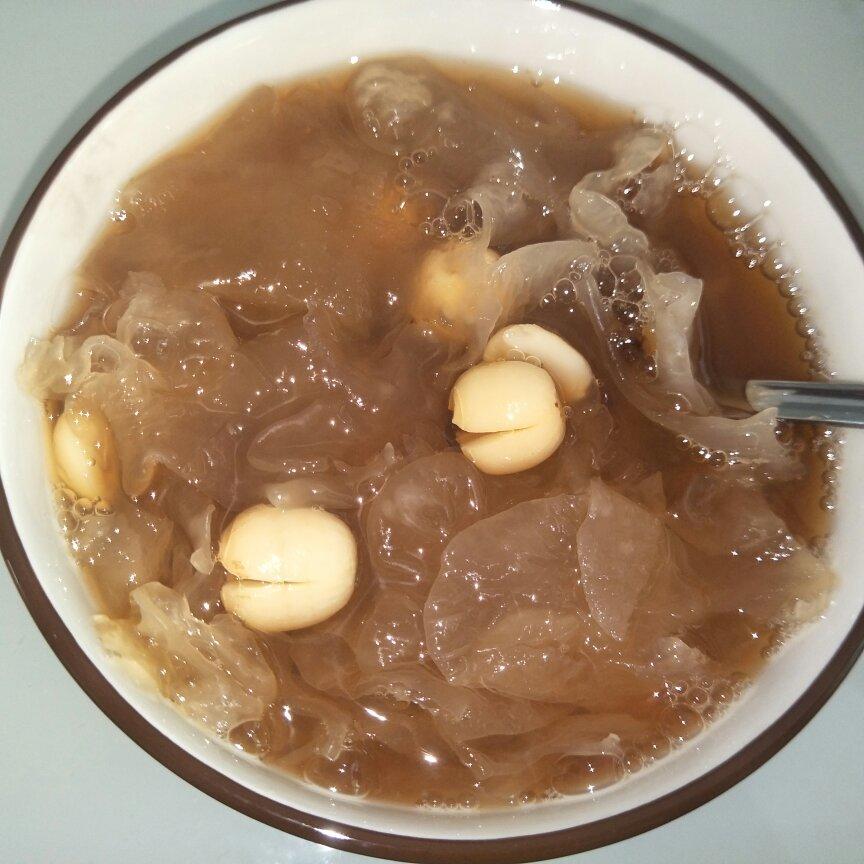 银耳莲子羹