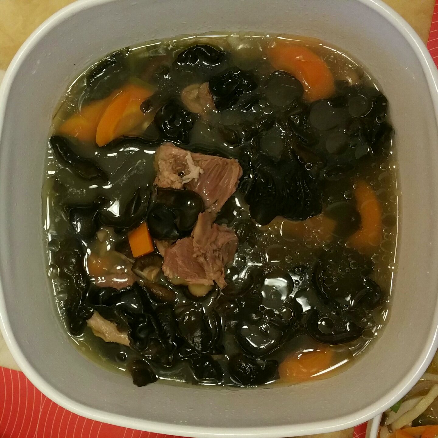 菌菇炖乳鸽