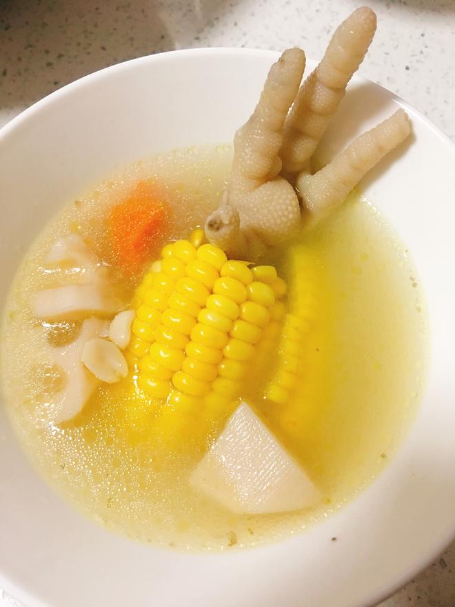 胡萝卜莲藕花生玉米鸡爪汤的做法
