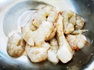 海参虾仁烧菌菇的做法 步骤1