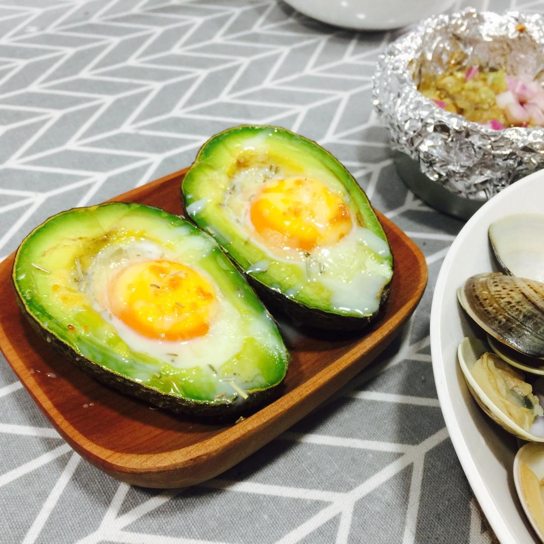 牛油果烤鸡蛋