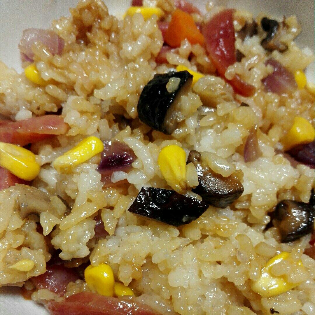 广式腊味煲仔饭