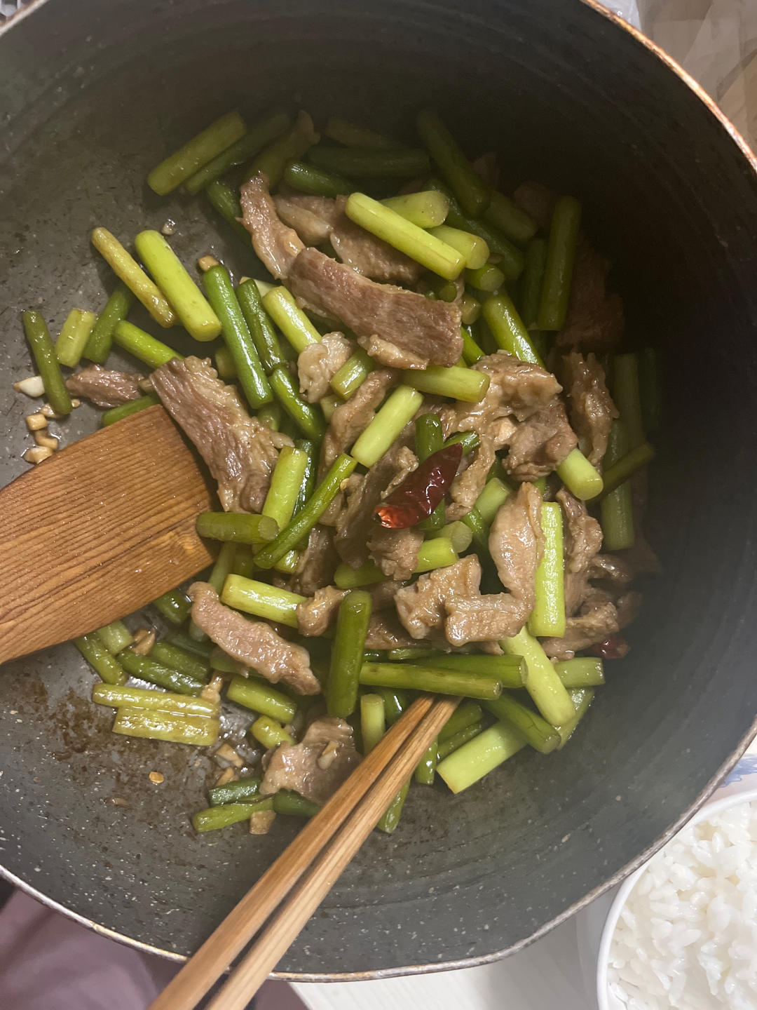 简单易做的下饭菜－蒜苔炒肉