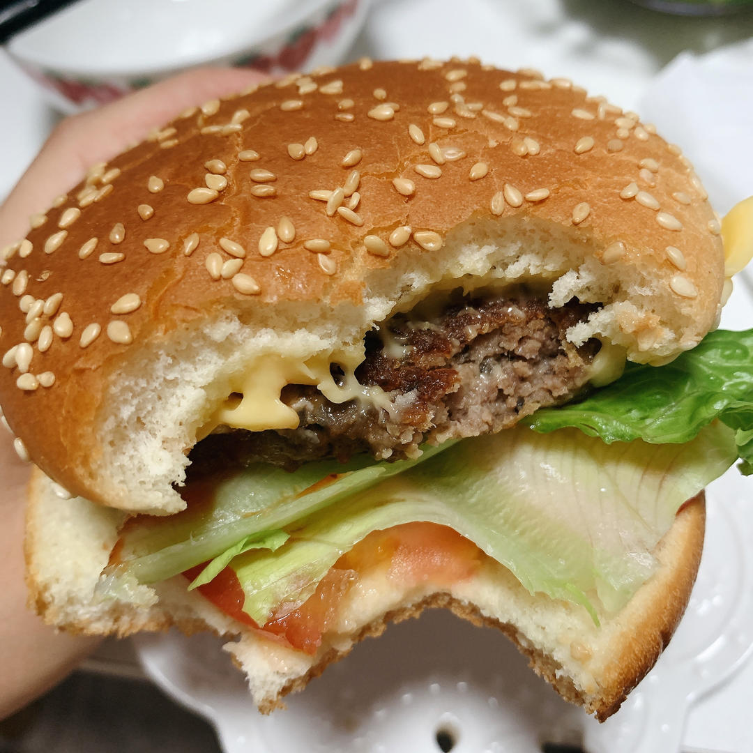 牛肉汉堡 煎出香嫩多汁的牛肉饼