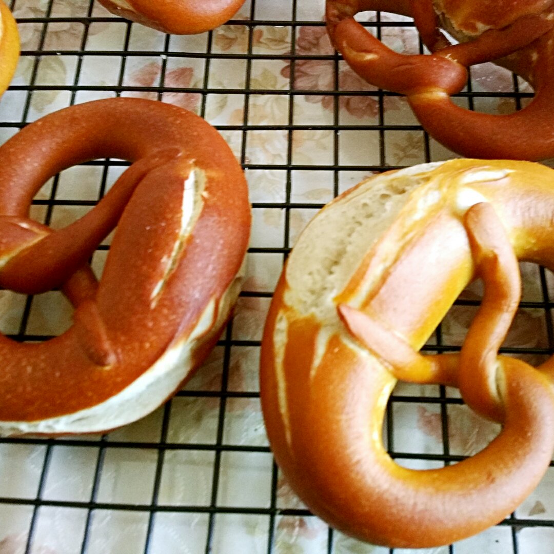 七小宅呀做的德国碱水面包(爱和自由配方)