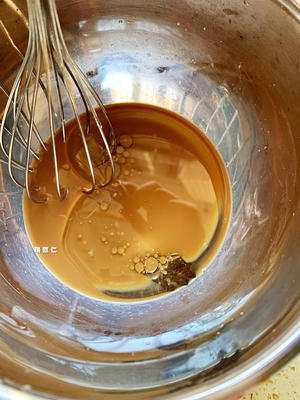 咖啡焦糖奶油蛋糕（附戚风蛋糕、焦糖奶油全部做法）100%成功戚风蛋糕的做法 步骤3