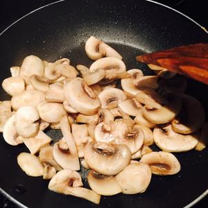 鸡肉炒蘑菇（家常速菜）的做法 步骤7
