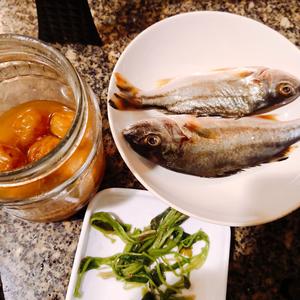 快手菜|潮汕酸梅煮三线鱼的做法 步骤1