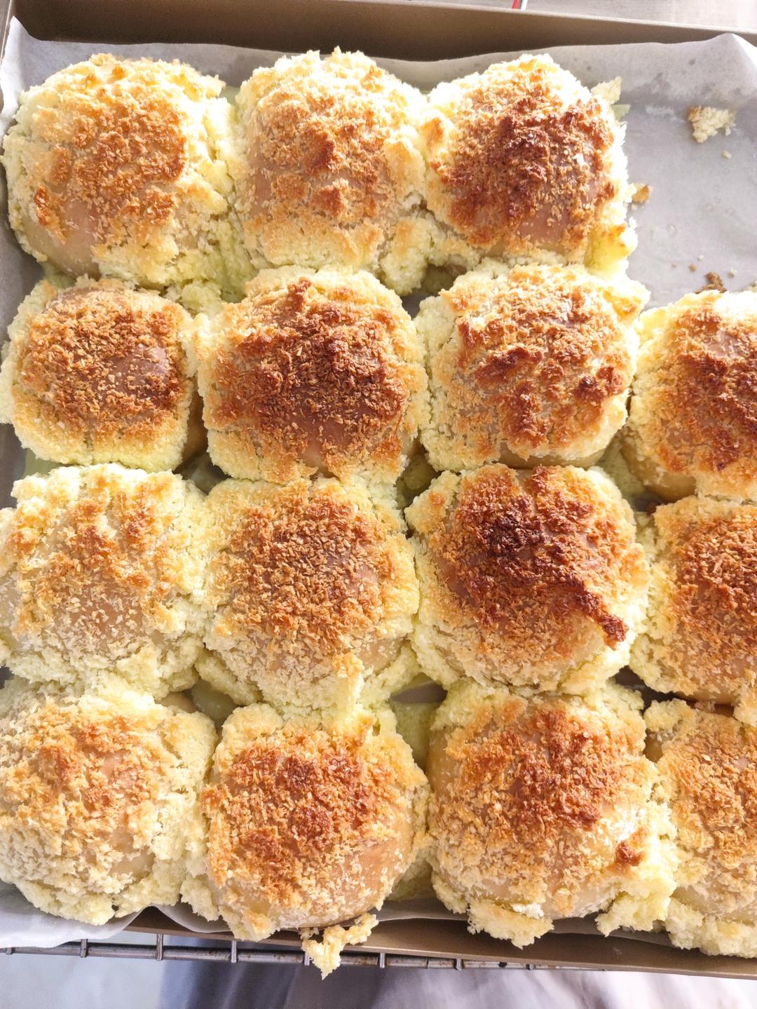 椰蓉小餐包。柔软拉丝，椰香浓郁