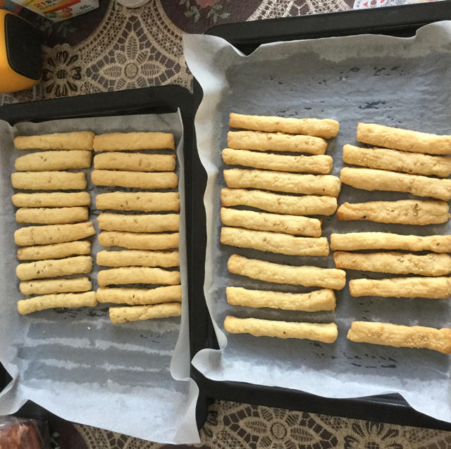 多余打发奶油的用法：香脆芝麻饼干