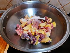 鲜松茸土鸡汤的做法 步骤2