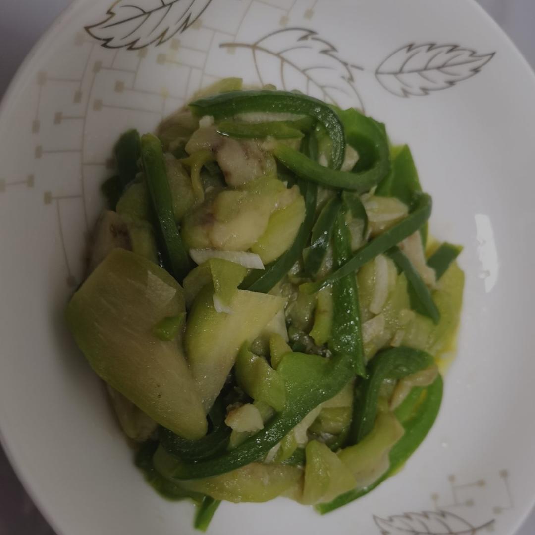 简简单单食材让我回到小时候（二）青椒素炒茄子