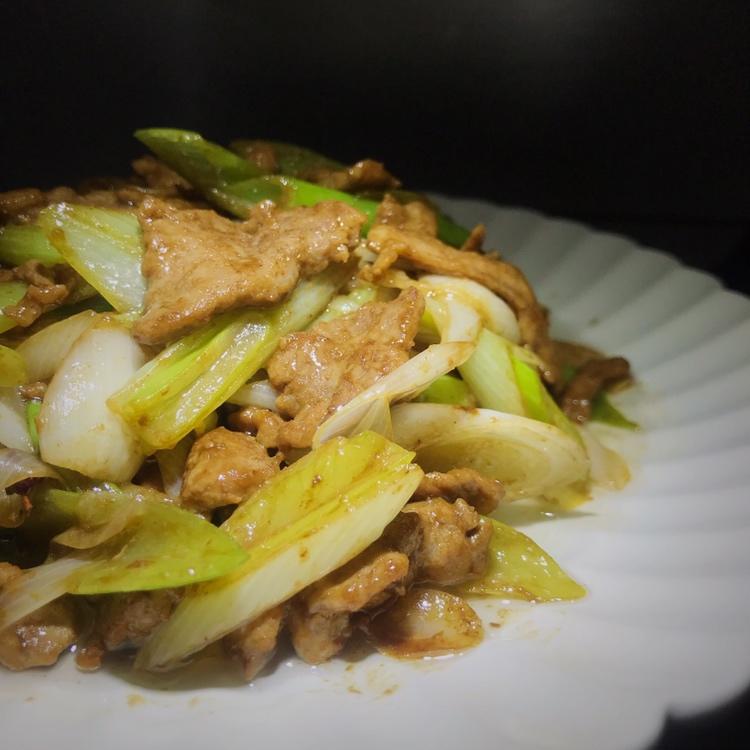 厨师长教你：“葱爆牛肉”的家常做法，葱香味浓郁先收藏起来