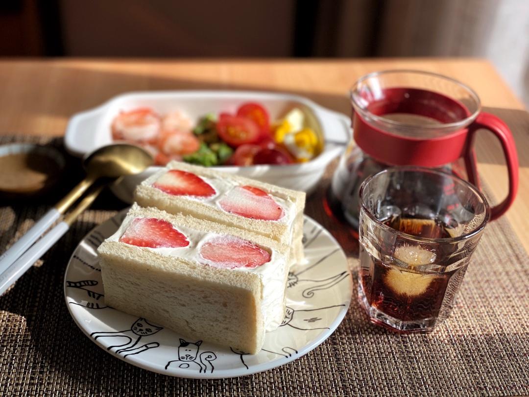 草莓奶油三明治（附如何切出整齐的奶油三明治绝招）