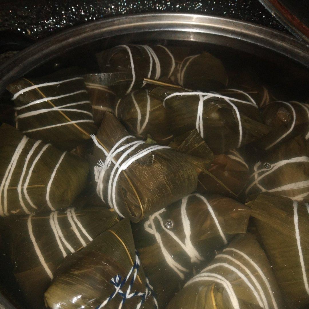 巨好吃的香菇蛋黄肉粽子（附四角粽外婆的包法视频）