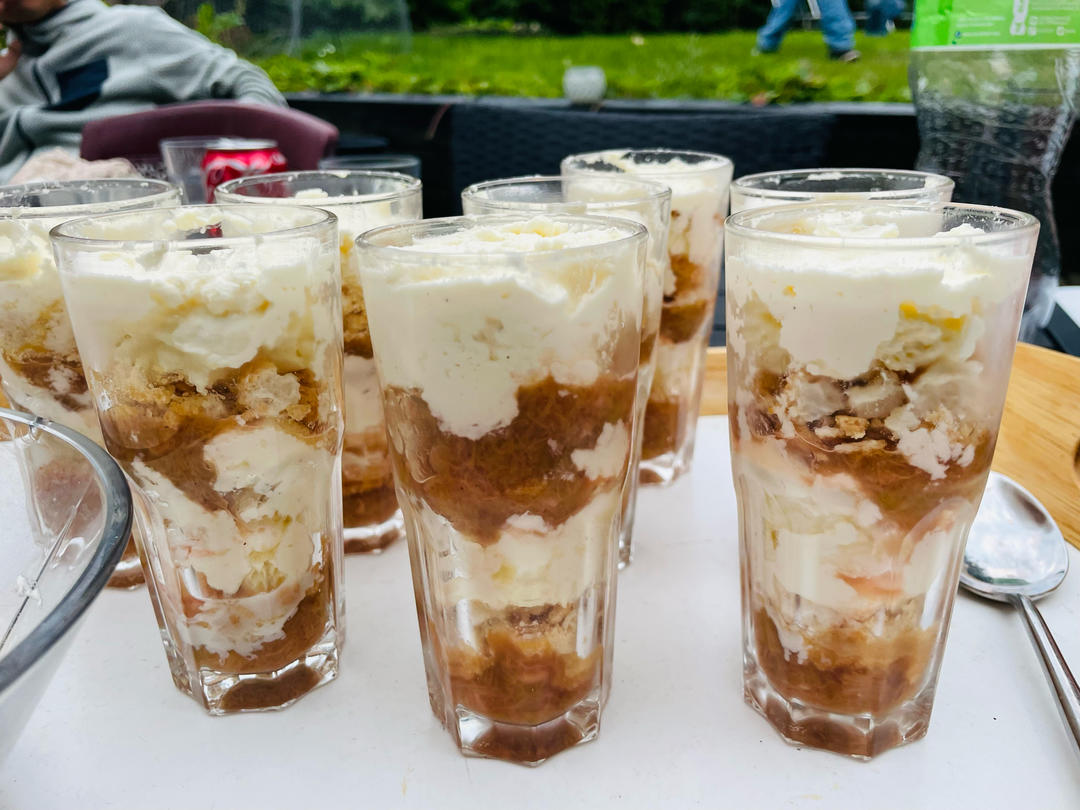 清爽可口的苹果奶油杯
trifles