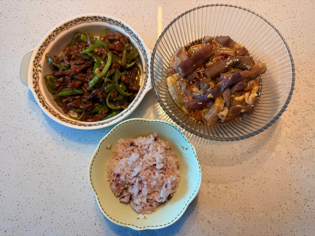 青椒肉丝，这样炒太好吃了。