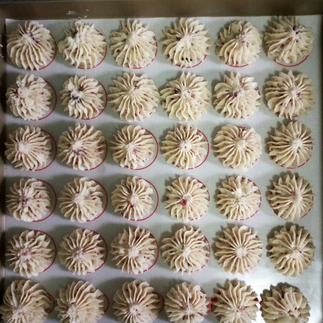 蔓越莓曲奇，挤花曲奇更美丽。