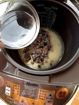 电饭煲版皮蛋瘦肉粥的做法 步骤11