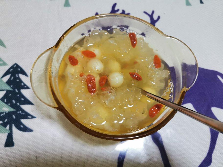 莲子银耳百合羹