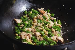 湖南人的家常菜-青椒小炒鸡的做法 步骤12