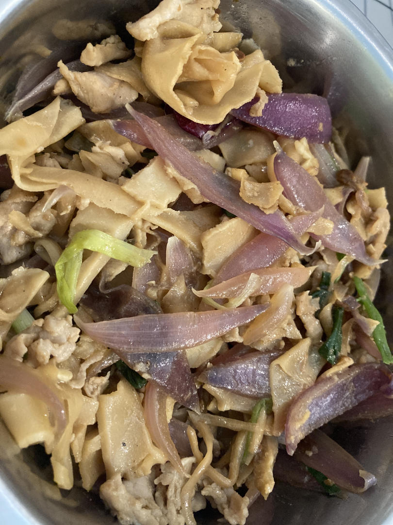 五花肉炒笋片