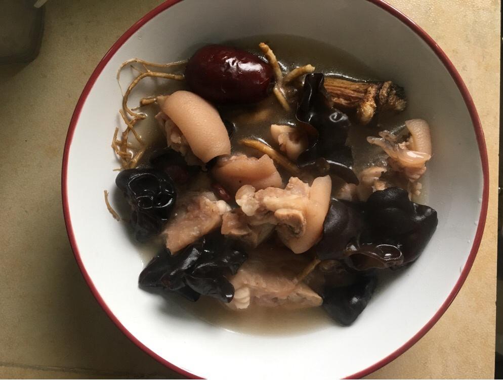 黑木耳猪脚汤