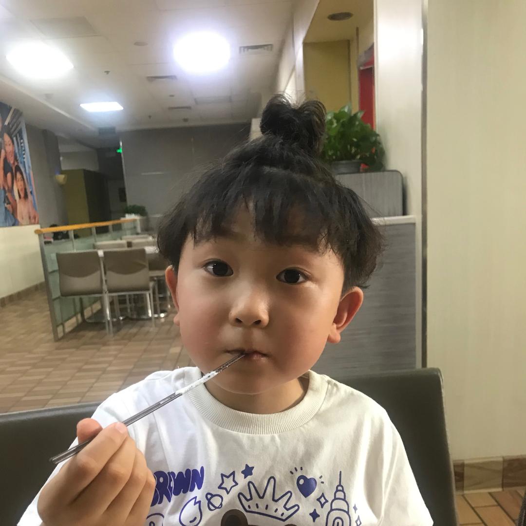 种草莓的小女孩