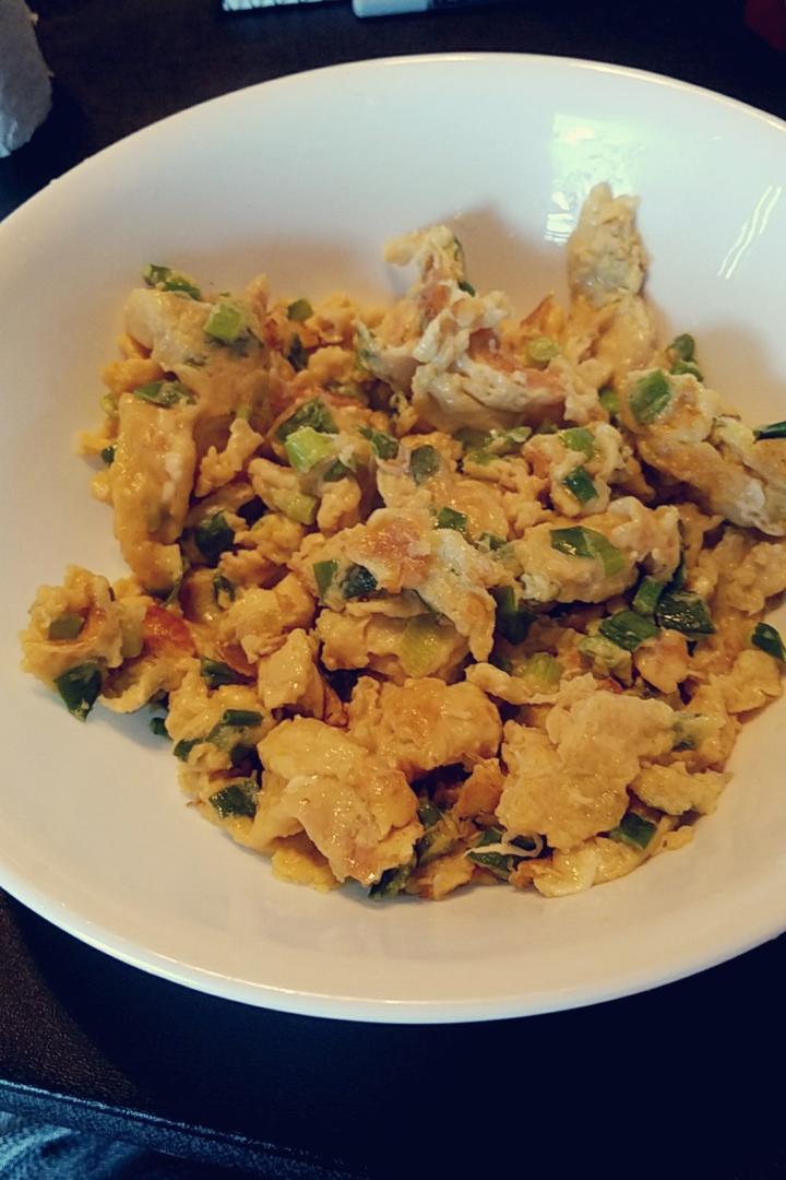 小葱炒鸡蛋