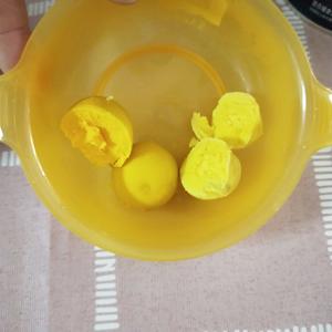 六个月辅食之蛋黄米粉的做法 步骤2