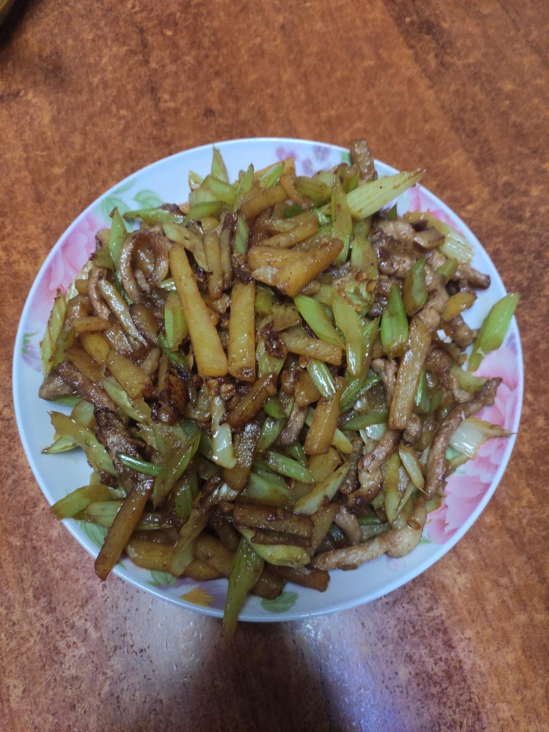 比肉还香的芹菜土豆炒肉