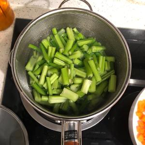🥕胡萝卜芹菜拌花生米的做法 步骤5
