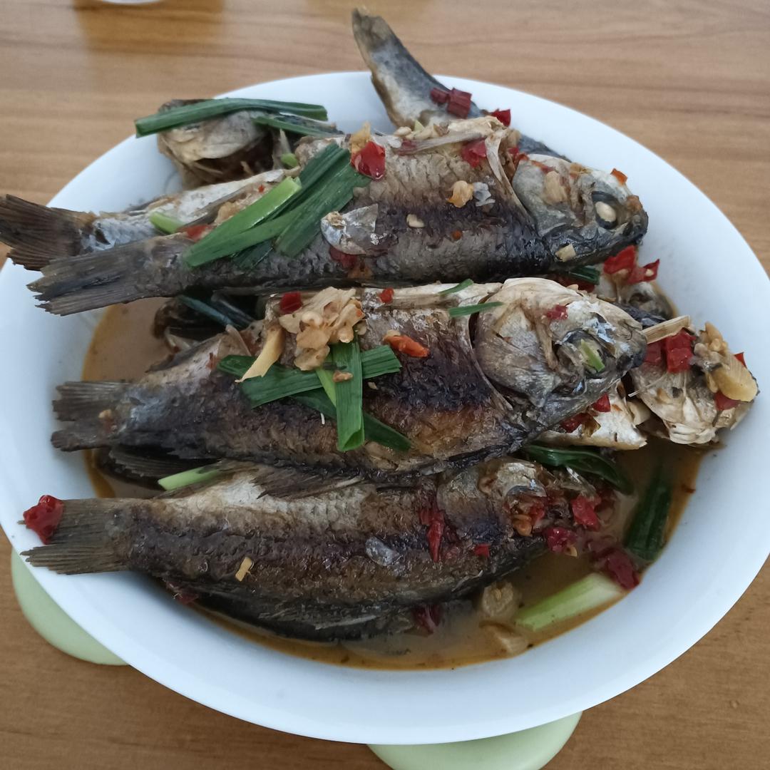 全世界最好吃的红烧小鲫鱼，鱼汤拌饭可以吃两碗