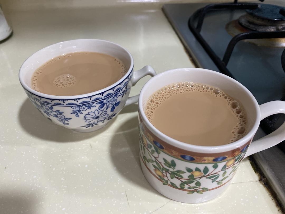 最简单的港式奶茶怎么做？四个步骤就搞定。