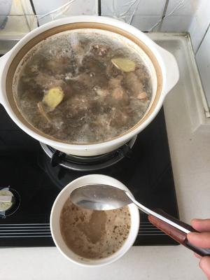 党参黄芪桂圆煲鸡汤的做法 步骤3