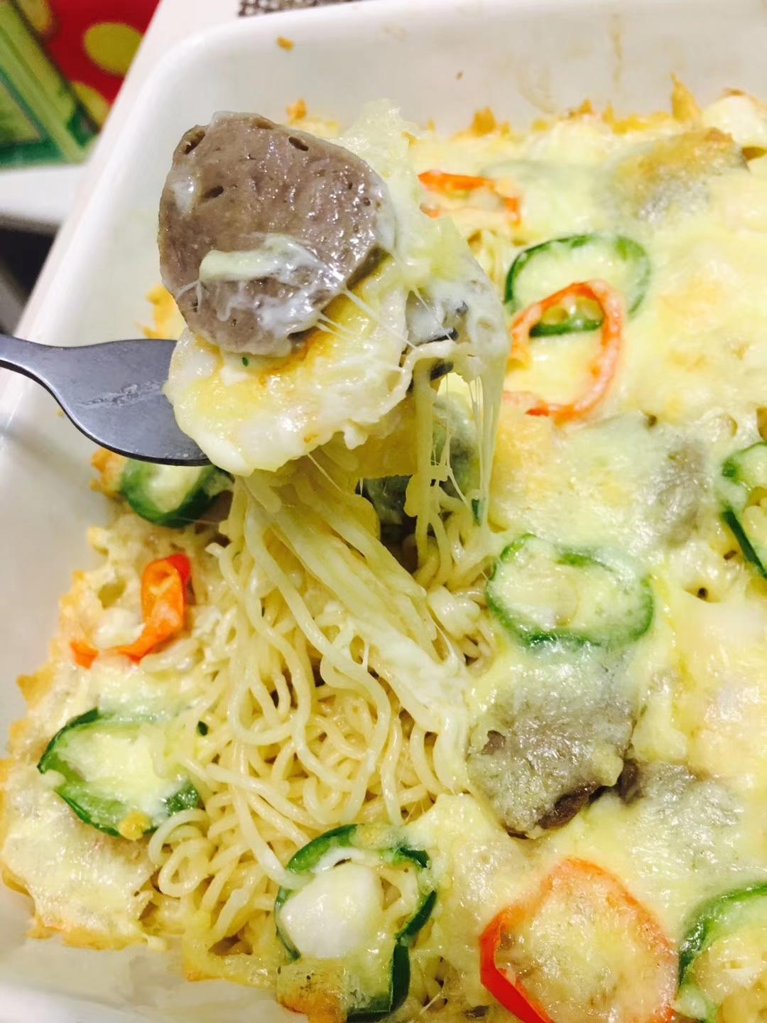 超豪华海鲜泡面披萨的做法